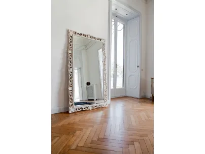 Specchio ampio Agrip con cornice floreale in legno laccato Bianco opaco di Tonin Casa
