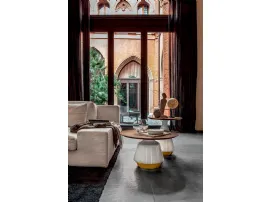 Tavolino rotondo con top rivestito in legno e base in ceramica bianca e oro Amira di Tonin Casa