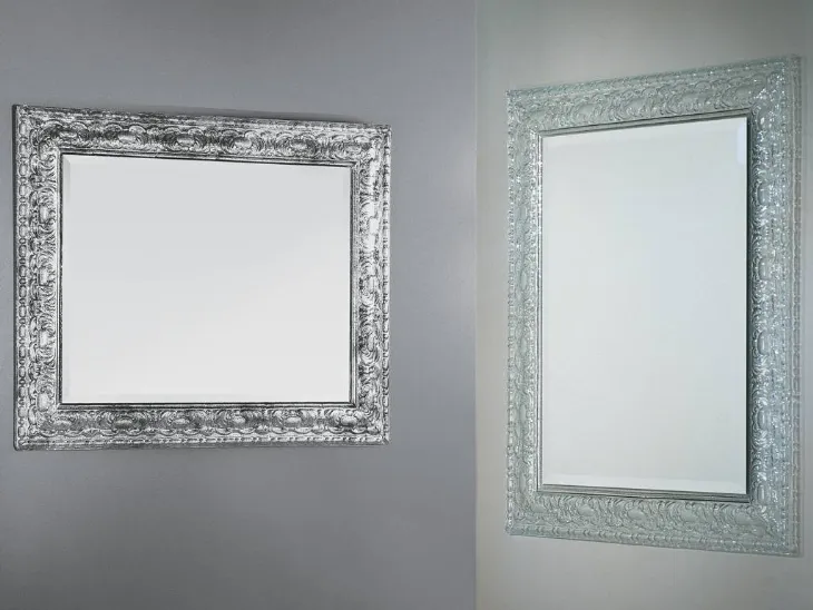 Specchio con cornice in cristallo vetrofusione trasparente o colore argento Corolla R di La Vetreria