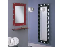 Specchio in due misure con cornice in cristallo curvato laccato rosso o blu Arabes di La Vetreria