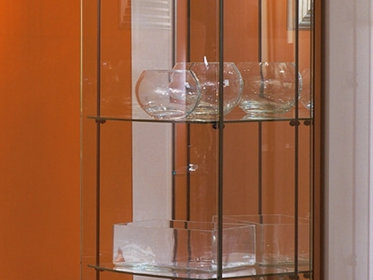 Vetrina contenitore Morgante in cristallo con base e top in legno di Ciliegio de La Vetreria