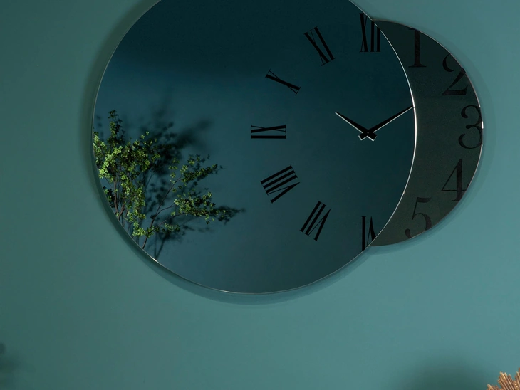 Orologio di design Fusion in cristallo fumé di Tonin Casa