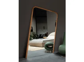 Specchiera Tower dalla forma insolita che ricorda una torre pendente, con cornice in legno di Tonin Casa