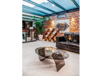 Tavolino ovale in vetro curvato in finitura bronzo trasparente Alissa di Tonin Casa