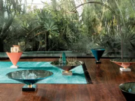 Tavolino rotondo con top in vetro fumè trasparente, struttura conica in metallo e base in marmo Flute di Tonin Casa