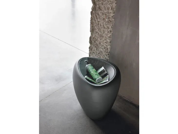 Tavolino di design Ios in polietilene con top in plexiglass di Tonin Casa