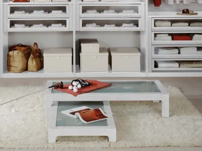 Tavolino Iride line con top in vetro e struttura in legno laccato bianco di Fratelli Elli