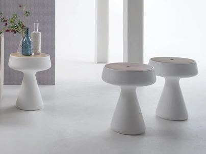 Tavolino di design Maki in polietilene con top in legno di Tonin Casa