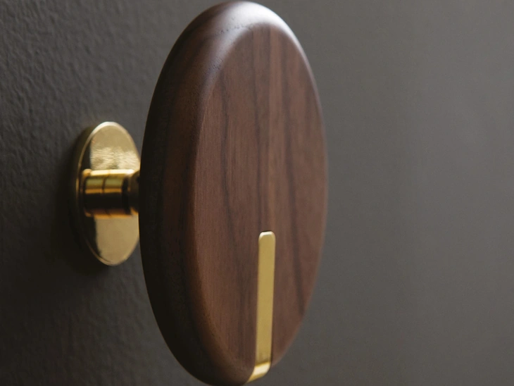 Appendiabiti in noce massello Tweens di Tonin Casa