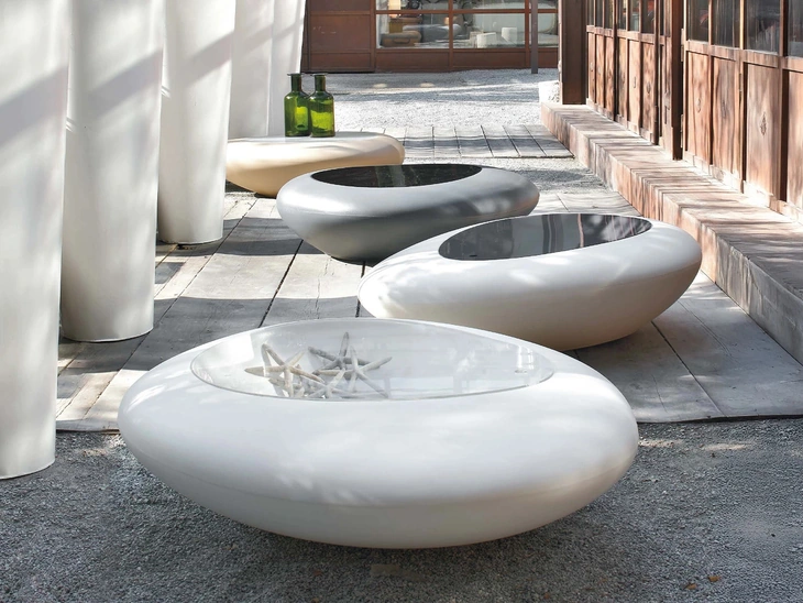 Tavolino di design in polietilene con top in plexiglass Kos di Tonin Casa