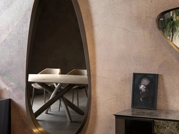 Specchio di design dalle linee morbide e dinamiche con cornice curva in acciaio verniciato Vogue di Tonin Casa