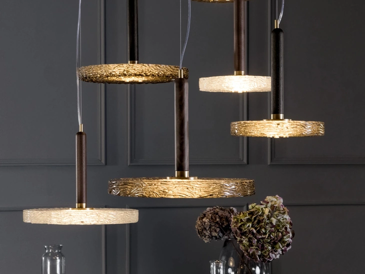 Lampada a sospensione Macrabè in vetro e legno di rovere massello di Tonin Casa