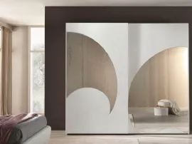 Armadio in Frassino Bianco a 2 ante scorrevoli con specchi che seguono nella forma i motivi curvilinei delle decorazioni Adone di Euro Design