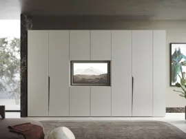 Armadio Ante Battenti 05 laccato bianco cenere opaco con pannello centrale orientabile porta TV di Morassutti