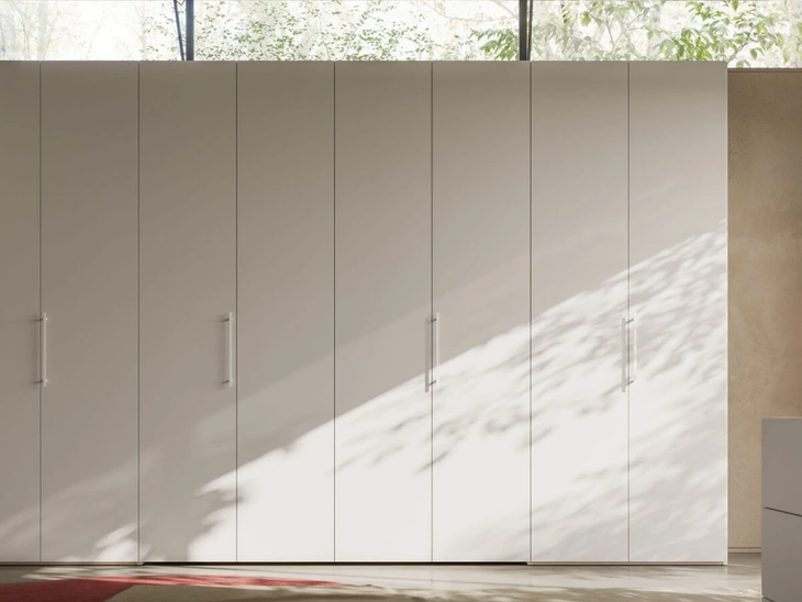 Armadio con anta battente Liscia + M 14 + cabina Alea 37 di Orme