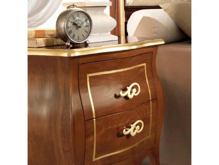 Comodino in laccato bianco con profilo, decoro e maniglie argentati Alfieri di Euro Design