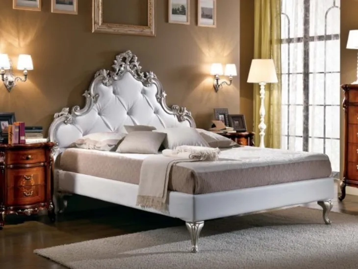 Comodino classico con decori Bellini Patinato di Euro Design