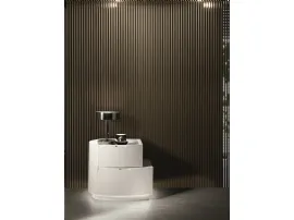Comodino con cassetti curvi sfalsati e luce a led nello zoccolo Dolcevita Bianco di Euro Design
