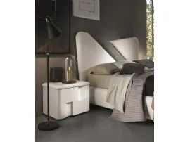 Comodino in frassino laccato bianco dalle forme morbide Levante di Euro Design