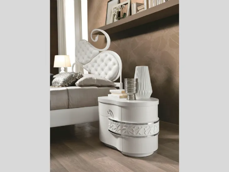 Comodino con cassetto centrale a onda, con fascia in acciaio, movimentato da un delicato motivo a rilievo Nuvola di Euro Design