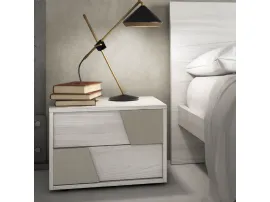 Comodino in materico effetto olmo bianco e maniglie in laccato écru di Orme