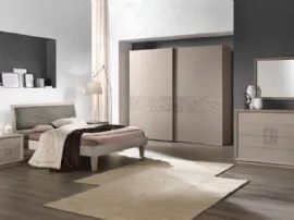 Letto Artemide con testiera in ecopelle con dettaglio floreale che riveste la struttura in Frassino Grigio di Euro Design