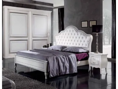 Letto in legno con inserti argentati con testiera in ecopelle impreziosita da bottoni Swarovski Enea di Euro Design