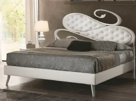 Letto Giorgia con testiera ondulata in ferro battuto imbottito in ecopelle con lavorazione capitonné di Euro Design