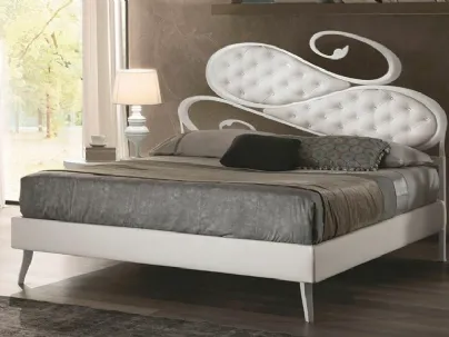 Letto Giorgia con testiera ondulata in ferro battuto imbottito in ecopelle con lavorazione capitonné di Euro Design