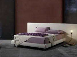 Letto imbottito dalle linee semplici ed eleganti con testiera geometrica Milo Ring 14 di Excò