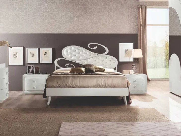 Letto Giorgia con testiera in ferro imbottito capitonné di Euro Design