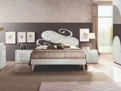 Letto Giorgia con testiera in ferro imbottito capitonné di Euro Design