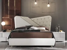 Letto con testiera in ecopelle bianca e tortora, impreziosita da cristalli Swarovsky Levante Capitonné di Euro Design