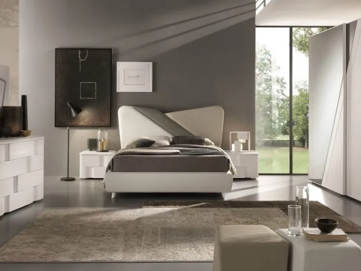 Letto in ecopelle con testiera in bianco, grigio e tortora Levante Liscio di Euro Design