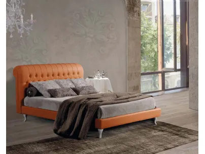 Letto classico in pelle color arancione con testiera trapuntata London di Lettissimi