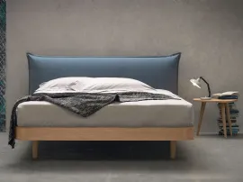 Letto con testiera in tessuto imbottito Tender di Morassutti