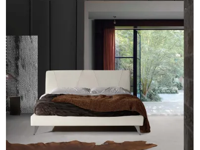 Letto in pelle con testiera imbottita e piedini in metallo Prestige di Lettissimi