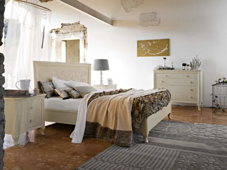 Letto in legno con testiera intagliata Rose di Ballancin