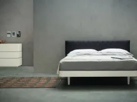 Letto matrimoniale imbottito con testiera trapuntata e giroletto e piedini in legno laccato avorio opaco Simply Cuciture di Morassutti