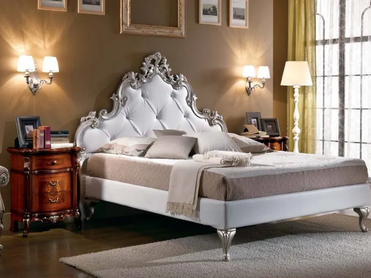 Letto classico imbottito con testata lavorata in foglia argento Ulisse di Euro Design