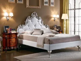 Letto classico imbottito con testata lavorata in foglia argento Ulisse di Euro Design