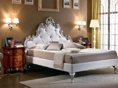 Letto classico imbottito con testata lavorata in foglia argento Ulisse di Euro Design