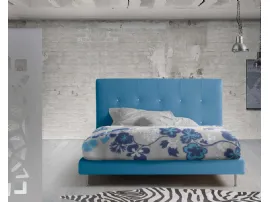 Letto in tessuto azzurro con testiera bassa trapuntata Vela Basso di Lettissimi