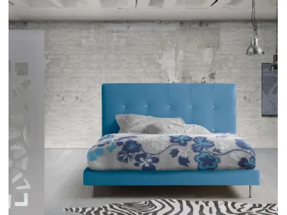 Letto in tessuto azzurro con testiera bassa trapuntata Vela Basso di Lettissimi