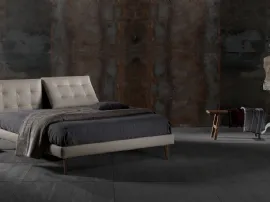 Letto matrimoniale con testiera trapuntata Zoè quattro Ring 14 di Excò