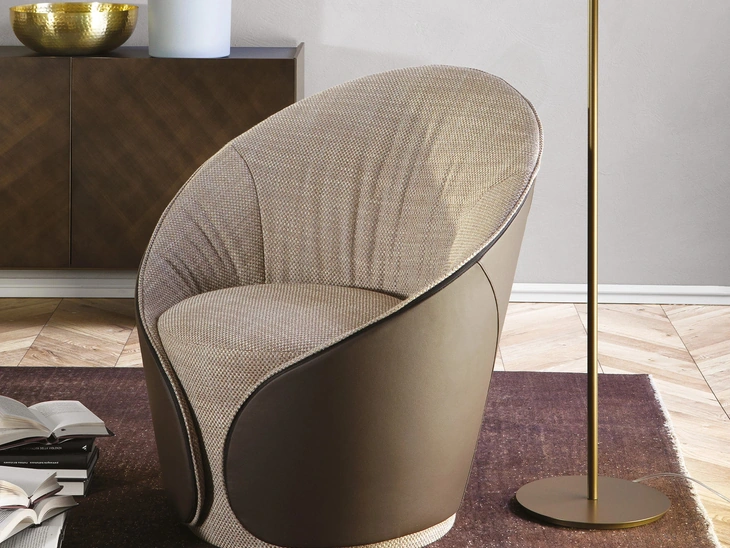 Poltroncina Mama in tessuto e pelle di Tonin Casa
