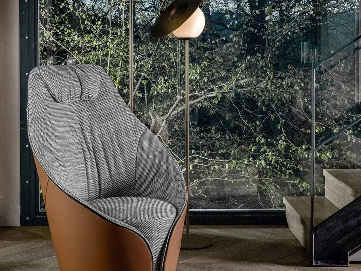 Poltroncina Mama in tessuto e pelle di Tonin Casa