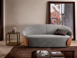 Divano avvolgente dal design ricercato in tessuto con rivestimento esterno in pelle Mama di Tonin Casa