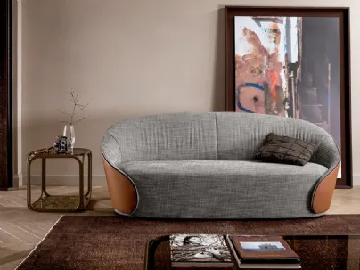 Divano avvolgente dal design ricercato in tessuto con rivestimento esterno in pelle Mama di Tonin Casa