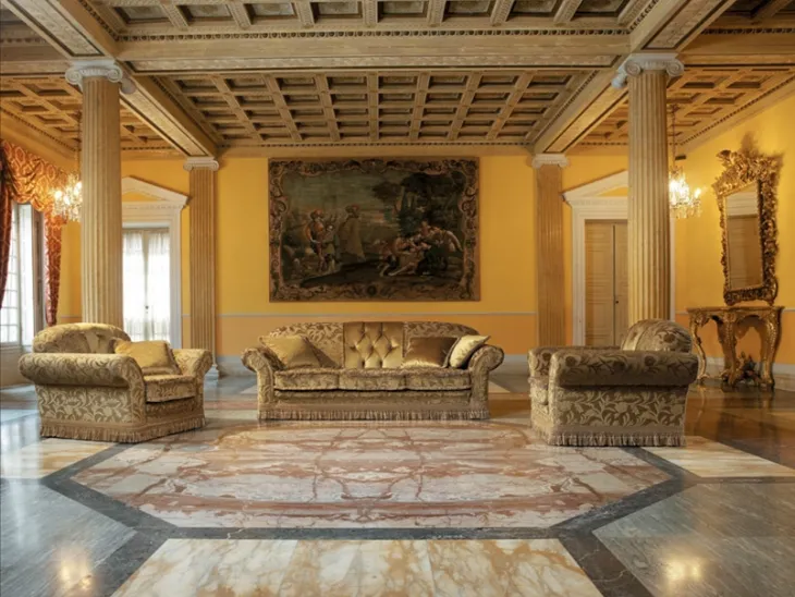 Divano classico Sirius in tessuto trapuntato damascato di Pandolfi divani